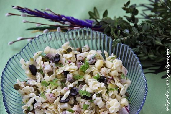 Makaronowa sałatka ze śledziem, kaparami i oliwkami