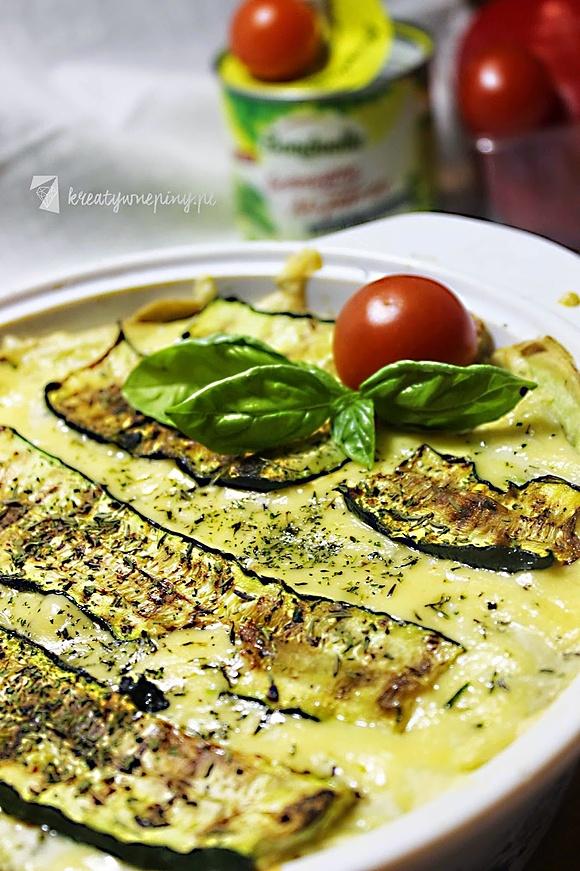 Lasagne z groszkowych naleśników z warzywami i sosem porowym