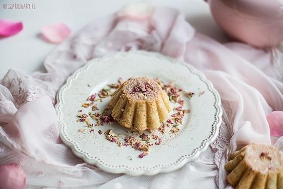 Babka piaskowa z pudrem różanym