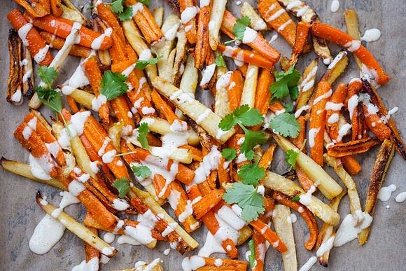 Frytki z warzyw korzeniowych z tahini i kaszką kukurydzianą
