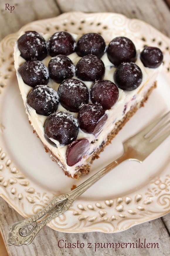 Ciasto winogronowe z mascarpone, bakaliami na spodzie z pumpernikla