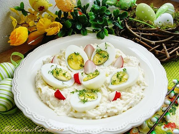 Jajka w chrzanowo-jabłkowym sosie