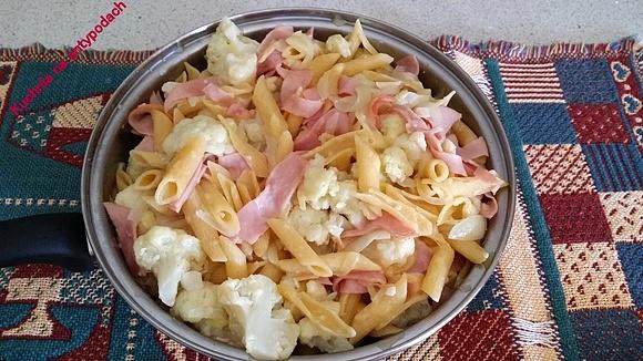 Makaron z kalafiorem i szynką