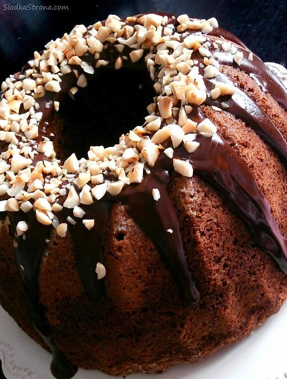 Czekoladowa Babka z Nutellą i Orzechami Laskowymi