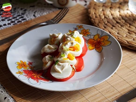 Jajka z pomidorem na szybkie śniadanie i przekąskę