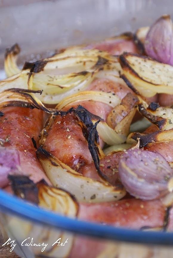 Pieczona biała kiełbasa z czosnkiem i cebulą