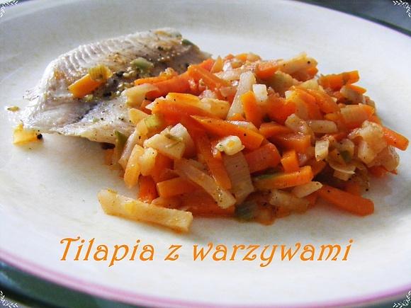Tilapia z duszonymi warzywami – zdrowy obiad