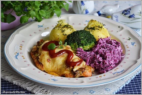 Zapiekane filety drobiowe z pieczarkami, porem i serem