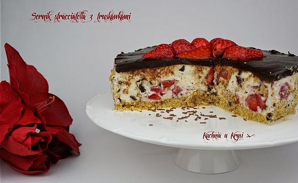 Sernik stracciatella z truskawkami