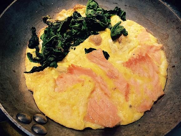 Omlet moc z łososiem i szpinakiem - zdrowe śniadanie