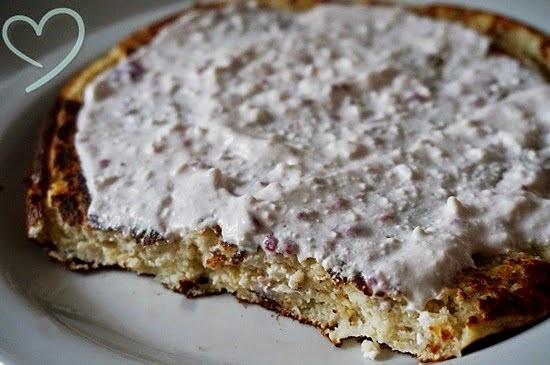 Kokosowo-chałwowy omlet owsiany z malinową śmietanką kokosową