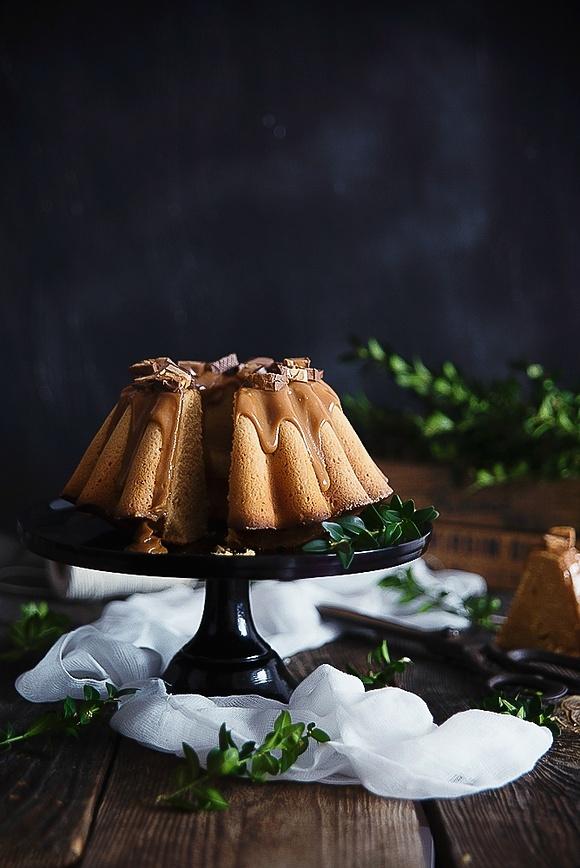 Karmelowa babka Snickers