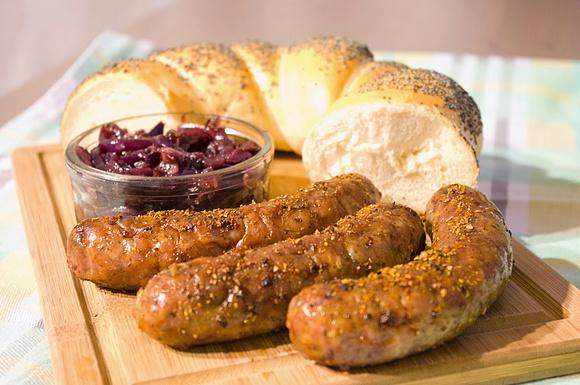 Pieczona biała kiełbasa z konfiturą z czerwonej cebuli