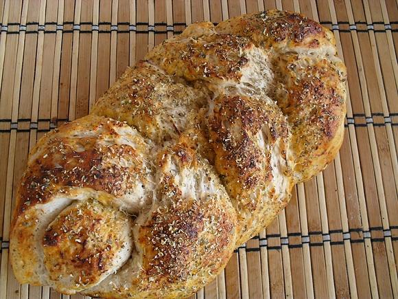 Drożdżowy warkocz z oregano i parmezanem
