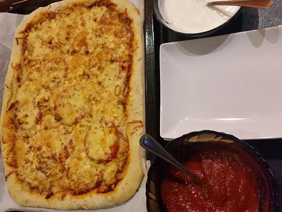 Pizza na puszystym cieście z serem mozzarella i żółtym