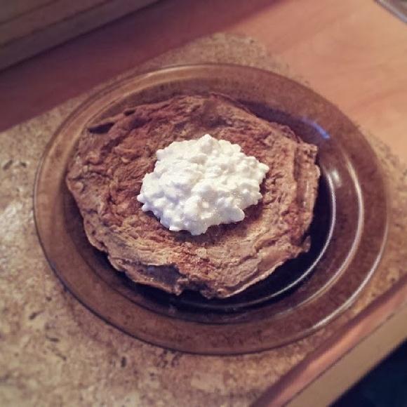 Kakaowy omlet z płatkami owsianymi i serkiem wiejskim