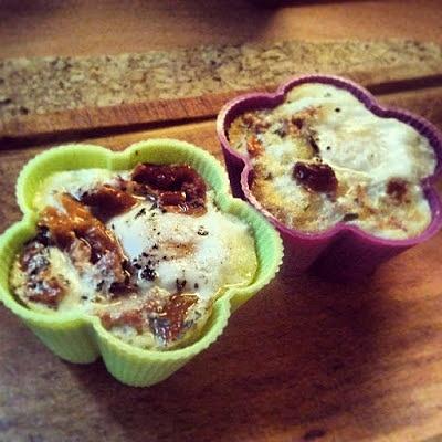 Jajka zapiekane w kokilkach z suszonymi pomidorami i mozzarellą