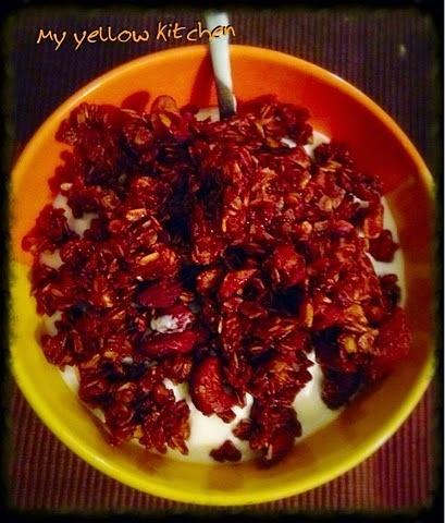 Granola karmelowa z jogurtem naturalnym