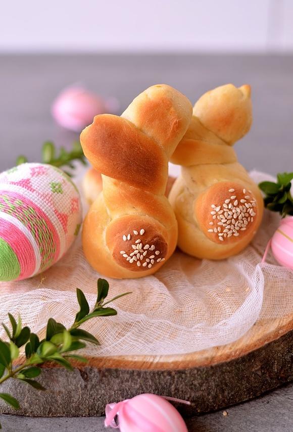 Bułeczki zajączki na Wielkanoc z pomarańczą i kardamonem