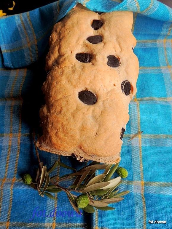 Chleb z oliwkami na wielkanocny stół