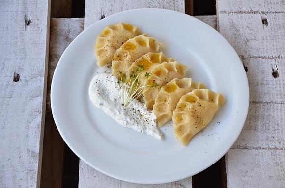 Pierogi ruskie z sosem z rzeżuchy