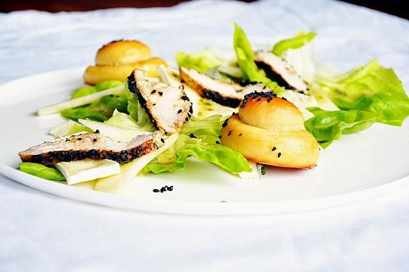 Polędwiczka z indyka w sezamie z gorgonzolą, gruszką i parmezanowymi ślimakami
