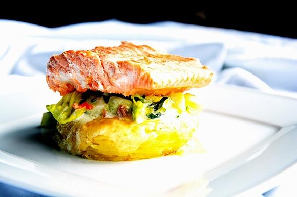 Grillowany pstrąg marynowany w oliwie z anchois z salsą z ogórka i gratin dauphinois