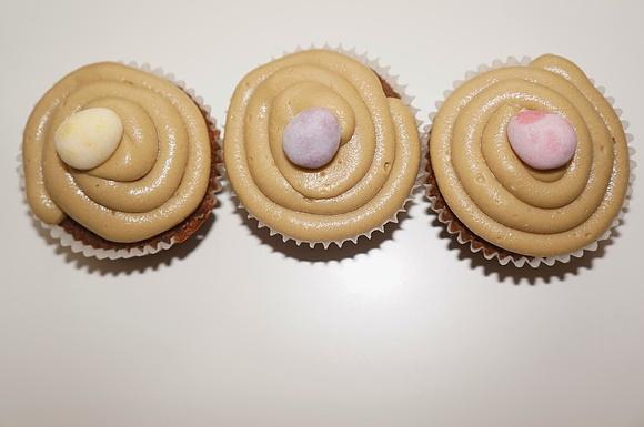 Wielkanocne kawowe cupcakes z kremem kawowym