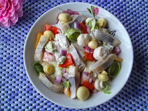 Sałatka śledziowa z marynowanymi pieczarkami, papryką i porem