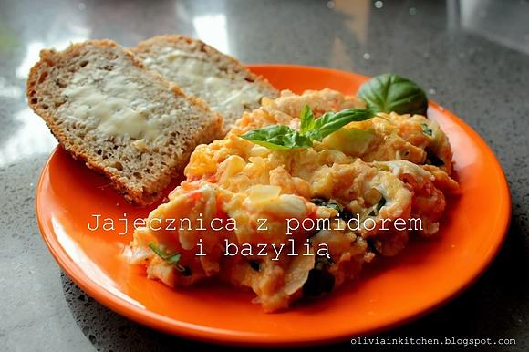 Jajecznica z pomidorem i bazylią na śniadanie
