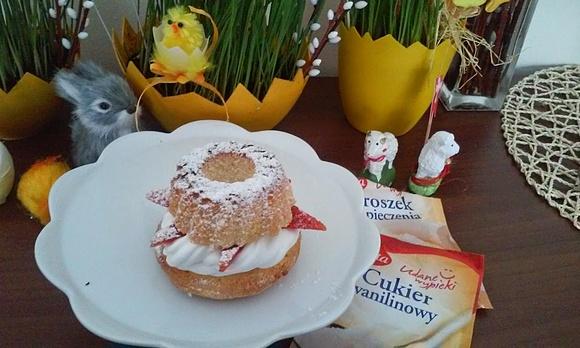 Wielkanocne babeczki z bitą śmietaną i truskawkami