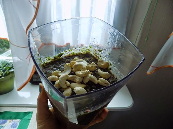 Zielone smoothie z bananem, szpinakiem, malinami i awokado