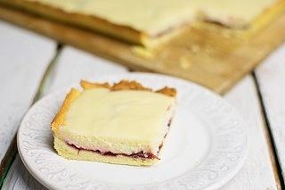 Mazurek marcepanowy z konfiturą wiśniową