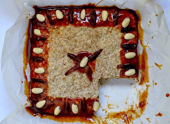 Mazurek makaronikowy z masą daktylową