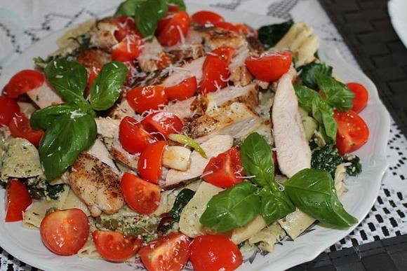 Makaron z domowym pesto, kurczakiem i kolorowymi warzywami