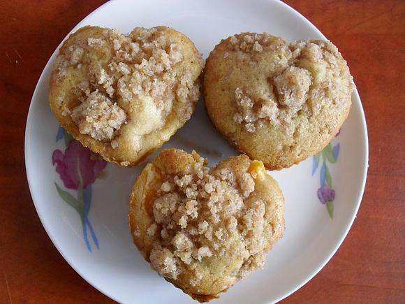 Lukrowane muffinki z brzoskwiniami i kruszonką