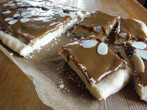 Mazurek z masą kokosowo-kajmakową