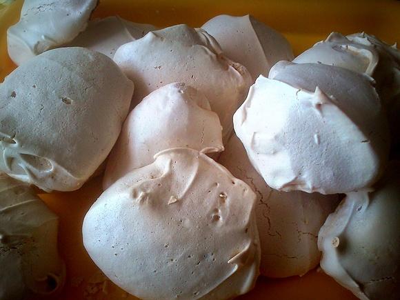 Bezy - przepis na lekkie i chrupiące ciasteczka bezowe