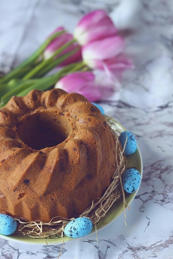Babka z orzechami włoskimi, skórką pomarańczową i rodzynkami