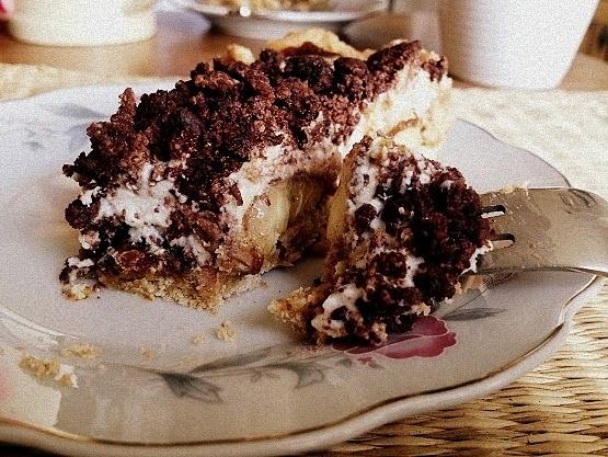 Tarta banoffee z daktylowym karmelem i białkowym kremem straciatella