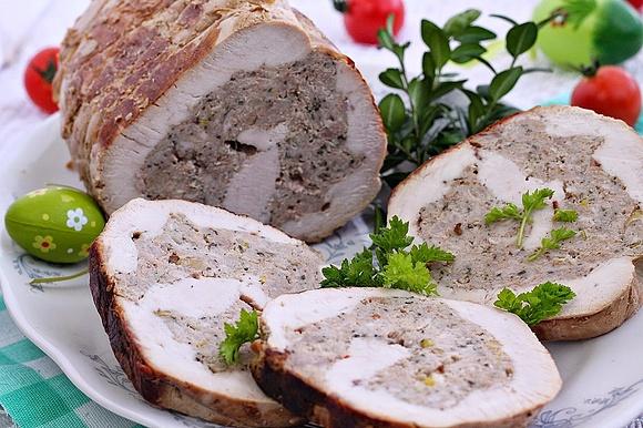 Rolada z indyka nadziewana mielonym na świąteczny stół