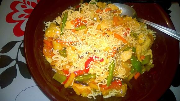 Makaron chow mein z polędwicą wieprzową i warzywami