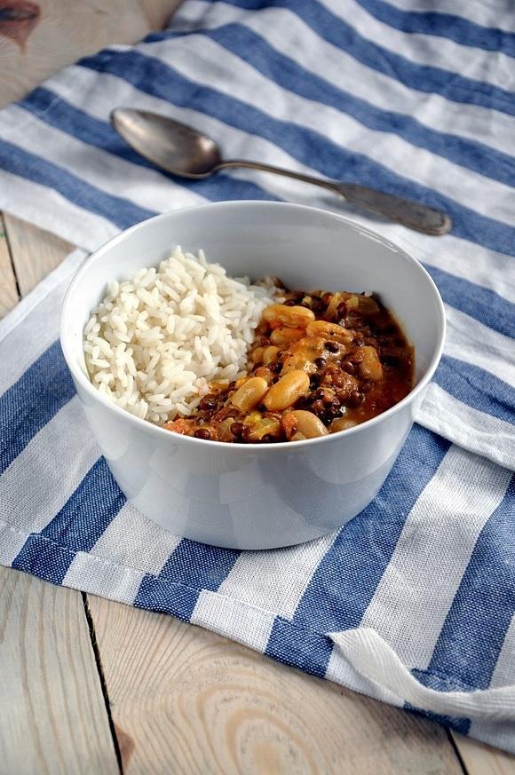 Curry z soczewicą i białą fasolą