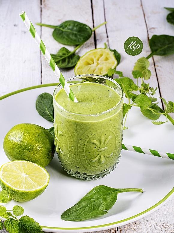Koktajl limonkowy ze szpinakiem i owocami