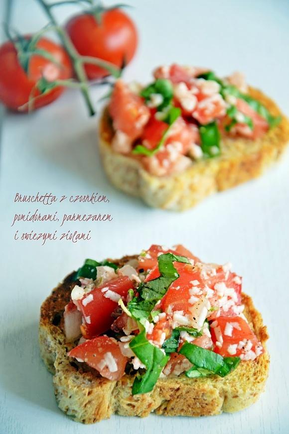 Bruschetta z pomidorami, czosnkiem, bazylią i parmezanem