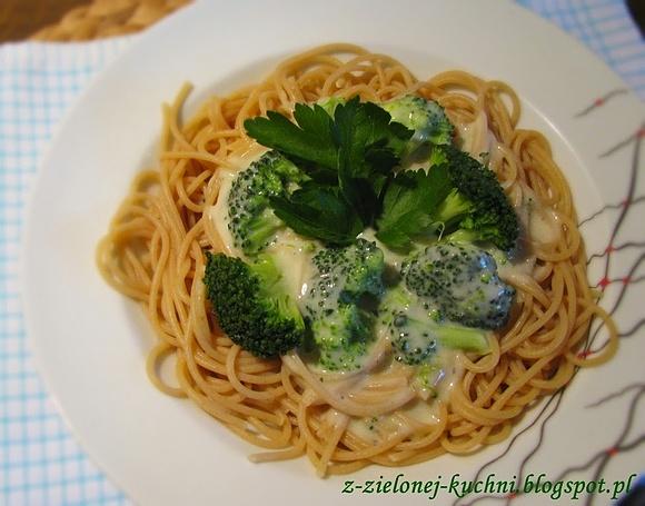 Pełnoziarniste spaghetti z sosem brokułowo-serowym