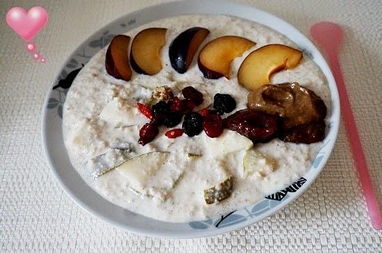 Owsianka kokosowa z wanilią i dodatkami owoce
