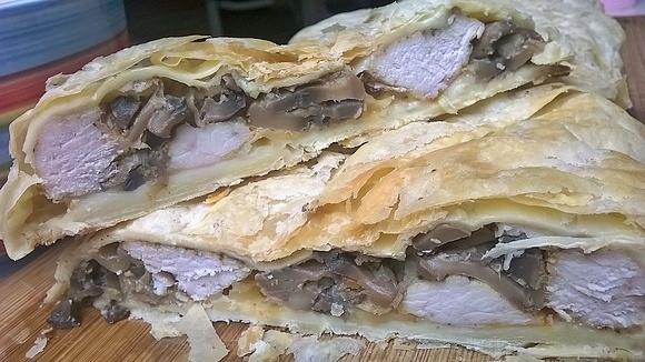 Indyk z pieczarkami w cieście francuskim