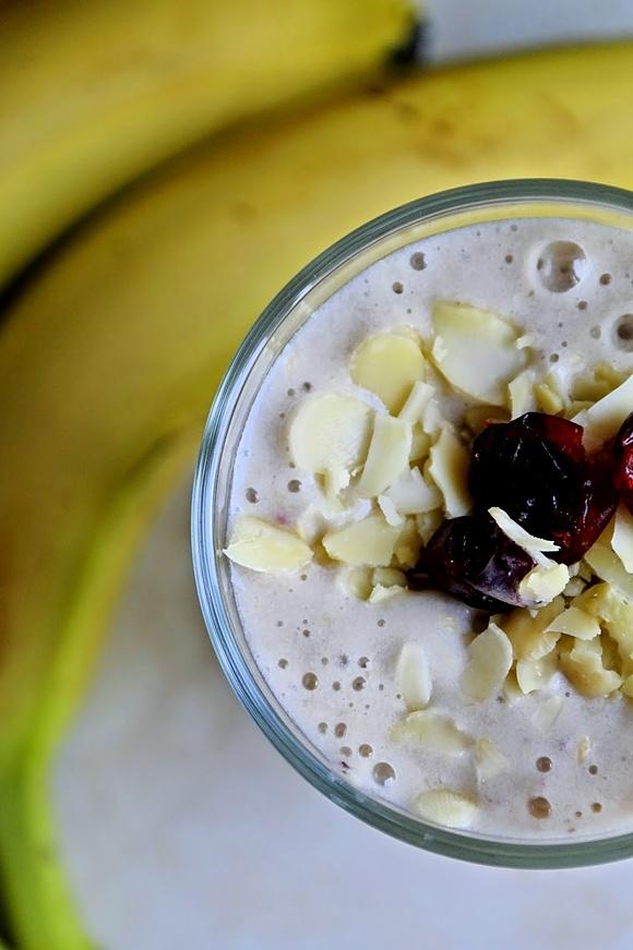 Koktajl bananowy na mleku z żurawiną i migdałami