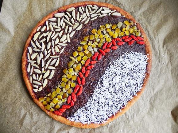 Mazurek z masą daktylową i goji na kruchym cieście